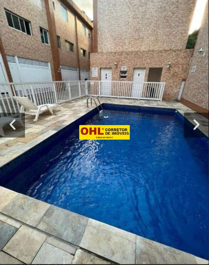 Casa em condomínio com piscina